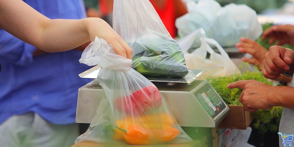 продавцам запрещено взвешивать на весах продукты без упаковки